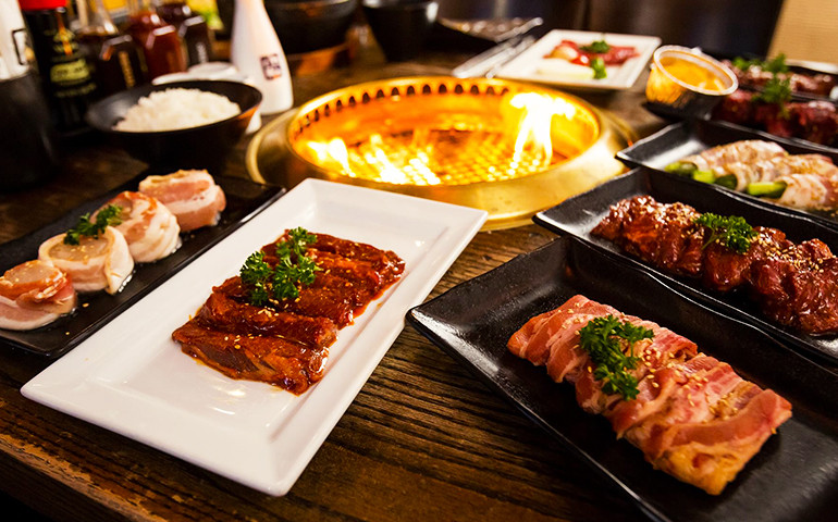 Hãy kiên nhẫn xếp hàng trước quầy nướng để được thưởng thức đồ nóng hổi thay vì lấy thứ đã chế biến sẵn trên bếp.