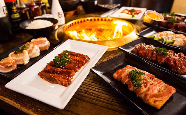 Hãy kiên nhẫn xếp hàng trước quầy nướng để được thưởng thức đồ nóng hổi thay vì lấy thứ đã chế biến sẵn trên bếp.