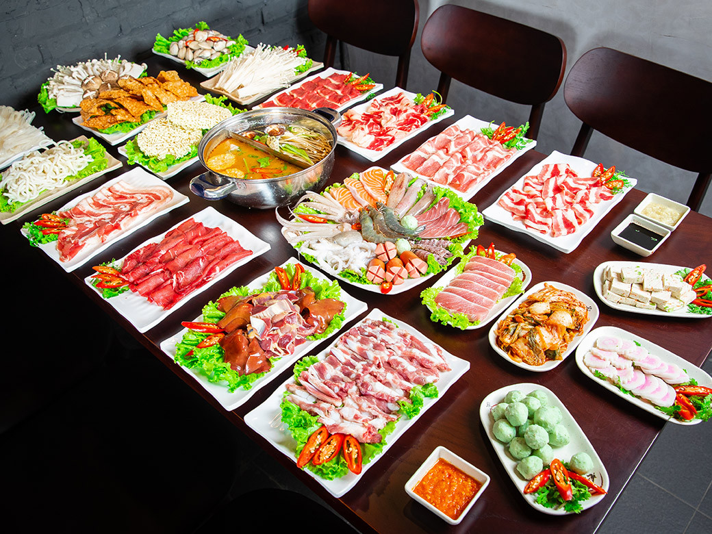 Để tận dụng triệt để bữa buffet, bạn nên để bụng đói trước khi ăn. Nếu ăn vào buổi tối, chỉ cần ăn nhẹ các món như salad thay vì một bữa ăn đầy đủ vào bữa trưa.