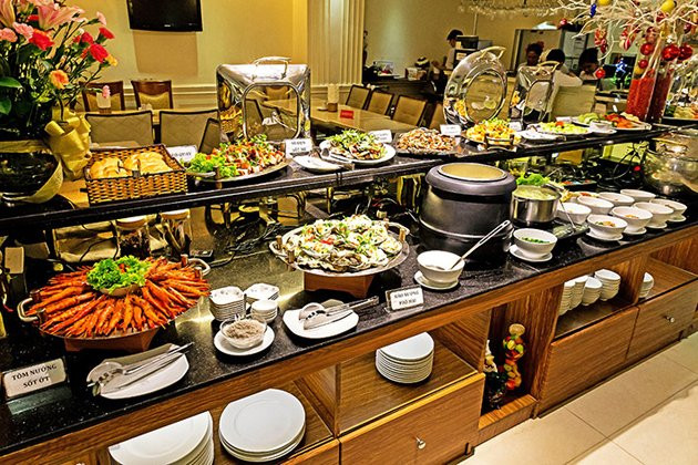 Bên cạnh đó bạn cũng nên tôn trọng nguyên tắc khi ăn tiệc buffet. Đó là dùng một chiếc đĩa sạch trước khi lấy thức ăn và sử dụng đồ gắp dành riêng cho từng món, gắp xong để lại đúng chỗ.