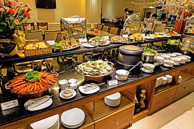 Bên cạnh đó bạn cũng nên tôn trọng nguyên tắc khi ăn tiệc buffet. Đó là dùng một chiếc đĩa sạch trước khi lấy thức ăn và sử dụng đồ gắp dành riêng cho từng món, gắp xong để lại đúng chỗ.