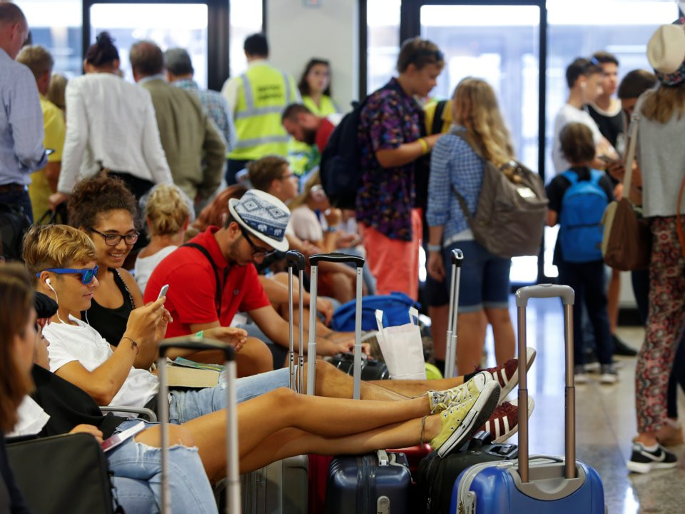 Sân bay quốc tế Malta là sân bay duy nhất ở Malta, phục vụ toàn bộ quần đảo tiếng Malta. Malta cũng không được khách hài lòng về hiệu suất đúng giờ.
