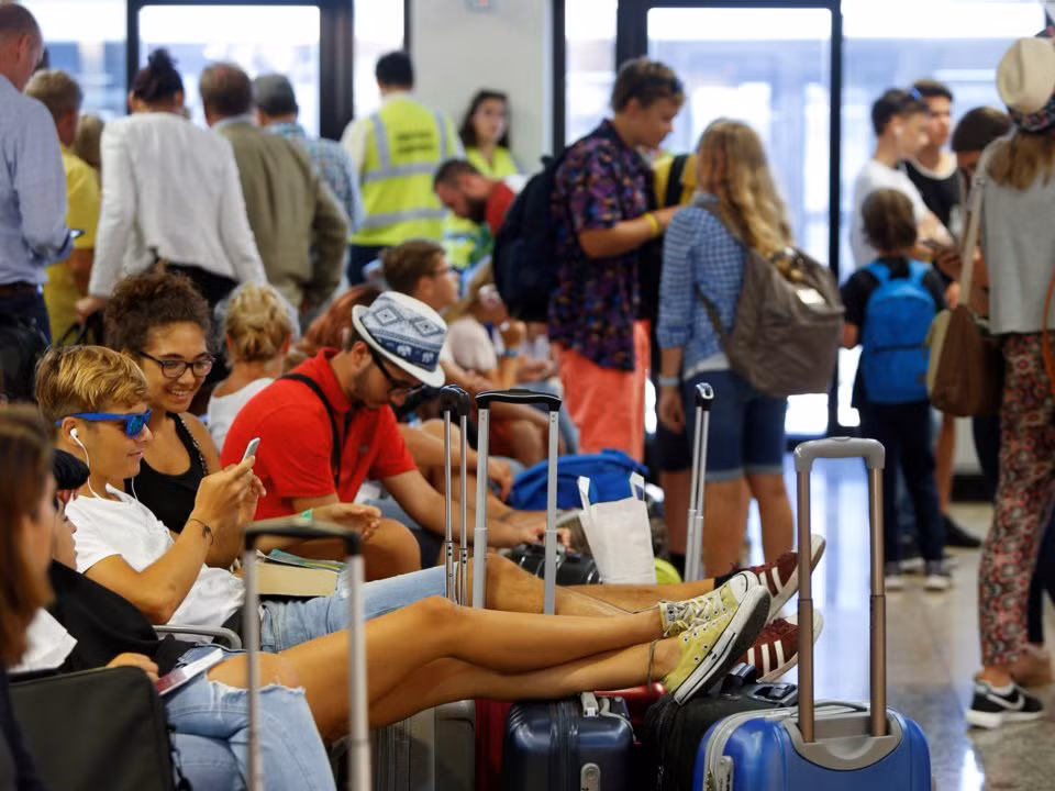 Sân bay quốc tế Malta là sân bay duy nhất ở Malta, phục vụ toàn bộ quần đảo tiếng Malta. Malta cũng không được khách hài lòng về hiệu suất đúng giờ.