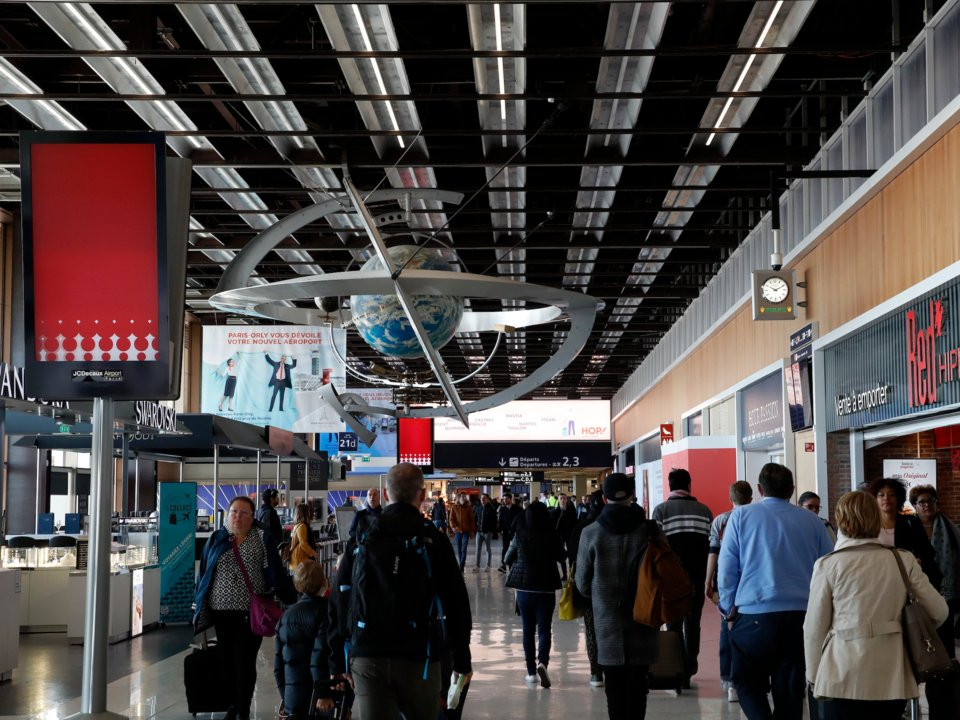  Sân bay Paris Orly (Pháp) phục vụ chuyến bay đến các thành phố của châu Âu, Trung Đông, châu Phi và Caribe.