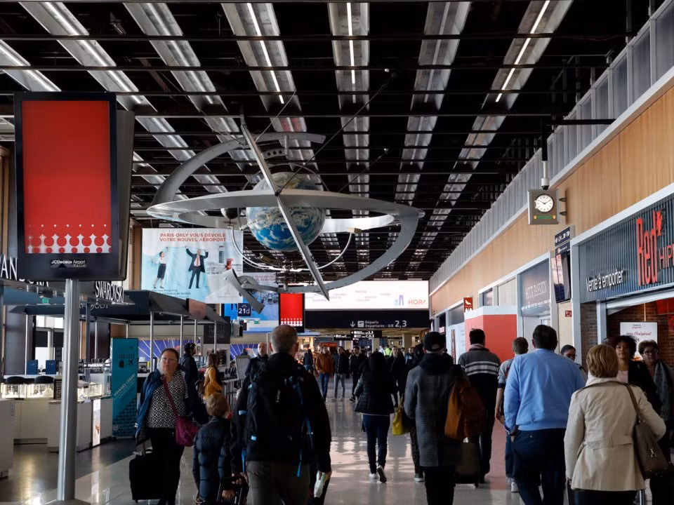  Sân bay Paris Orly (Pháp) phục vụ chuyến bay đến các thành phố của châu Âu, Trung Đông, châu Phi và Caribe.