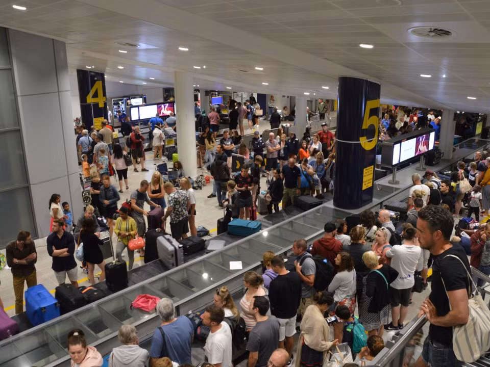 Sân bay Manchester (Anh) có 200 điểm đến khắp thế giới với 95 hãng hàng không, được xếp hạng là sân bay bận rộn thứ 16 thế giới năm 2004 (về tiêu chí số lượng khách quốc tế vận chuyển).