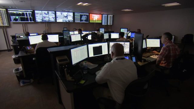  Sân bay luôn được nâng cấp hạ tầng, trong đó có thiết kế lại một nhà ga quốc tế và trang bị cổng an ninh có máy quét sinh trắc học. Ảnh: Wsbtv.