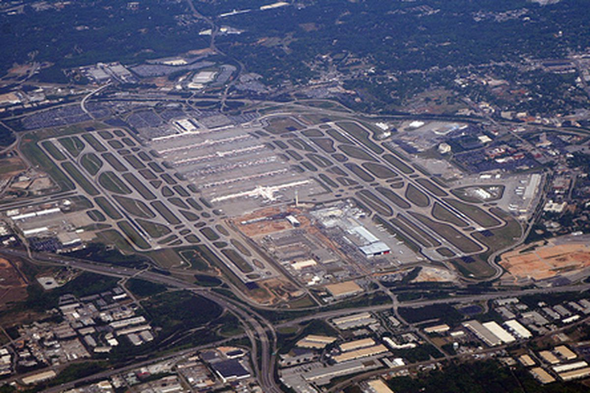 Trung bình, có khoảng 2.7000 chuyến bay cất và hạ cánh hàng ngày ở sân bay. Ảnh: Eater Atlanta.