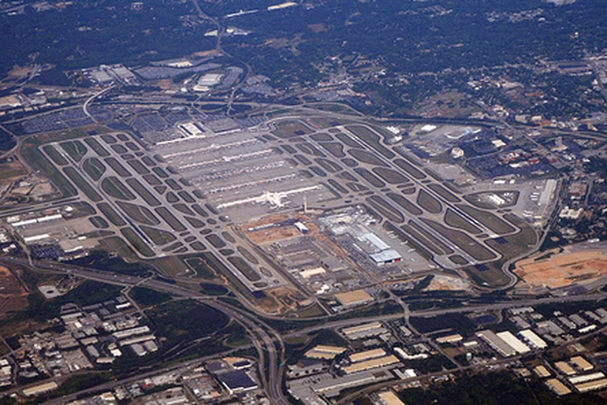 Trung bình, có khoảng 2.7000 chuyến bay cất và hạ cánh hàng ngày ở sân bay. Ảnh: Eater Atlanta.