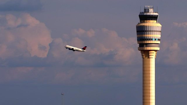 Hartsfield-Jackson có tháp kiểm soát không lưu cao nhất ở Bắc Mỹ và cao thứ tư trên thế giới với 121,3m. Ảnh: Wsbtv.