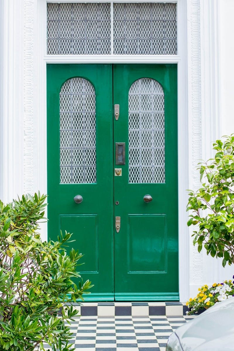 Không quá nổi bật nhưng màu xanh lá cây đậm cũng đủ để làm cho cánh cửa gỗ trở nên thật ấn tượng khi mang cả cánh đồng quê vào trước hiên nhà.