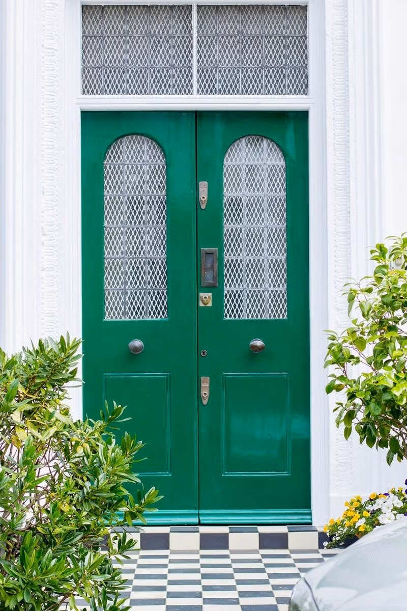 Không quá nổi bật nhưng màu xanh lá cây đậm cũng đủ để làm cho cánh cửa gỗ trở nên thật ấn tượng khi mang cả cánh đồng quê vào trước hiên nhà.