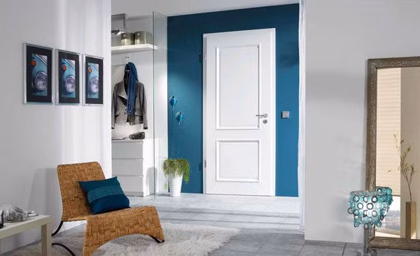 Cửa gỗ công nghiệp màu trắng với đường nét trang trí đơn giản giúp tăng thêm nét đẹp hoàn hảo cho ngôi nhà.