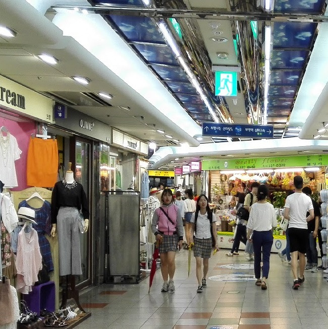 Không chỉ đa dạng hàng hóa, giá sản phẩm ở đây cũng rất rẻ khi so với mặt bằng chung ở Hàn Quốc.