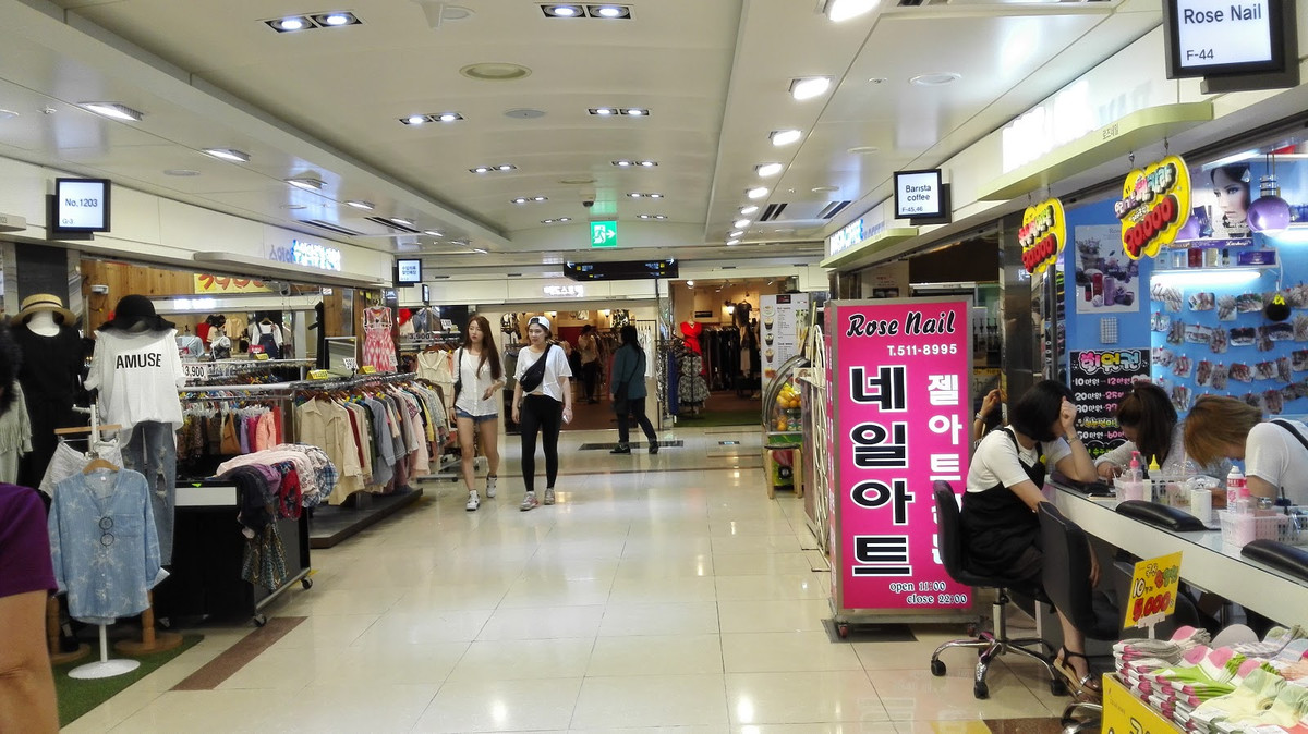 Mỗi lần mở cửa hàng muộn sẽ có người ghi dán giấy cảnh báo và sau 8 lần vi phạm thì sẽ bị buộc phải nghỉ bán một ngày. Nguồn ảnh: Better-guesthouse, Jymcoco.blogsport.