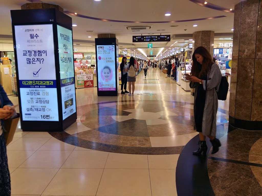 Chợ ngầm Bupyeong có tổng diện tích 31.692 m2. Tính đến ngày 19/4/2014, tổng số cửa hàng trong chợ là 1.408.