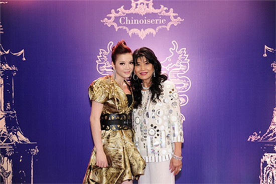 Lý Nhã Kỳ sở hữu cả một danh sách bố mẹ nuôi, anh chị em kết nghĩa và bạn bè thân thiết toàn hàng siêu sao, tỷ phú có máu mặt thuộc nhiều quốc gia trên thế giới.