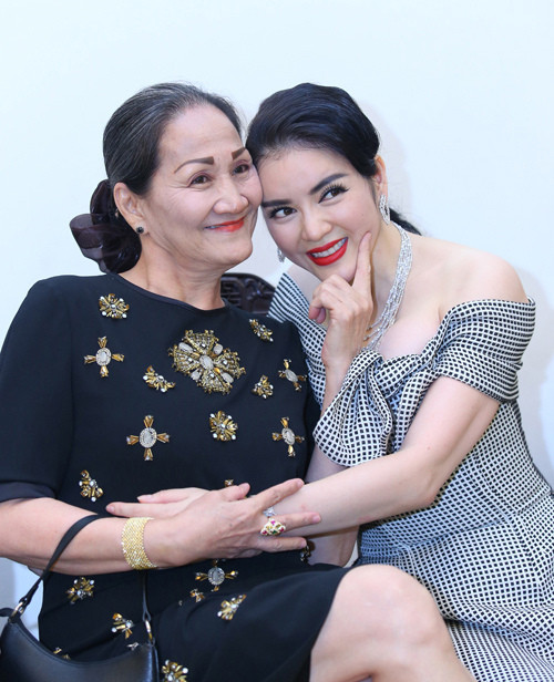 Tuy nhiên, khi tham gia vào giới giải trí và lấn sân kinh doanh, Lý Nhã Kỳ lại nhanh chóng tạo chỗ đứng và vị thế riêng khó ai sánh nổi.