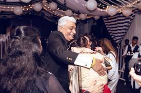 Buổi lễ sinh nhật xa hoa của bố nuôi Lý Nhã Kỳ vừa được tổ chức tại resort năm sao cao cấp bậc nhất Ấn Độ là Le Meridien nằm trên ngọn núi tại vùng Mahabaleshwar, với chi phí vô cùng đắt đỏ lên đến vài triệu USD cho một tuần diễn ra tiệc sinh nhật.