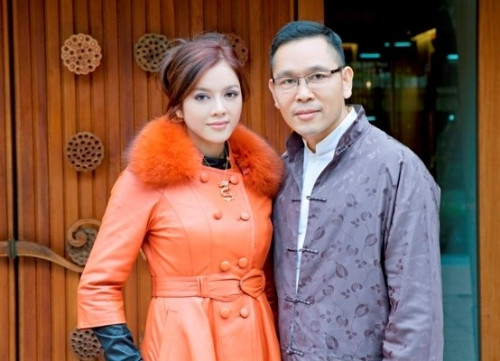 Người anh nuôi thứ 2 của Lý Nhã Kỳ là ông Soofeen Hu, một tỷ phú người Đài Loan.