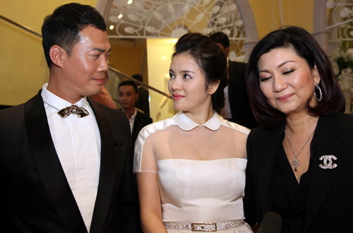 Người chị kết nghĩa của Lý Nhã Kỳ là bà trùm truyền thông Hong Kong – Lạc Di Linh (trái). Bà phụ trách chế tác các dự án phim của đài TVB Hồng Kông và quản lý khoảng 700 nghệ sĩ tại đài này.