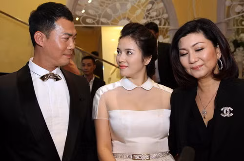 Người chị kết nghĩa của Lý Nhã Kỳ là bà trùm truyền thông Hong Kong – Lạc Di Linh (trái). Bà phụ trách chế tác các dự án phim của đài TVB Hồng Kông và quản lý khoảng 700 nghệ sĩ tại đài này.