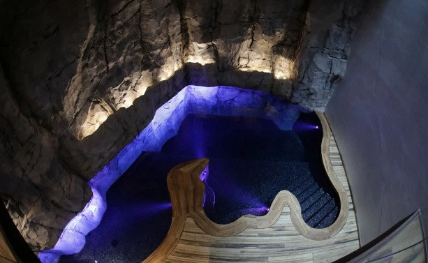 Hồ bơi kỳ diệu được xây dựng ngay trên mặt đá.