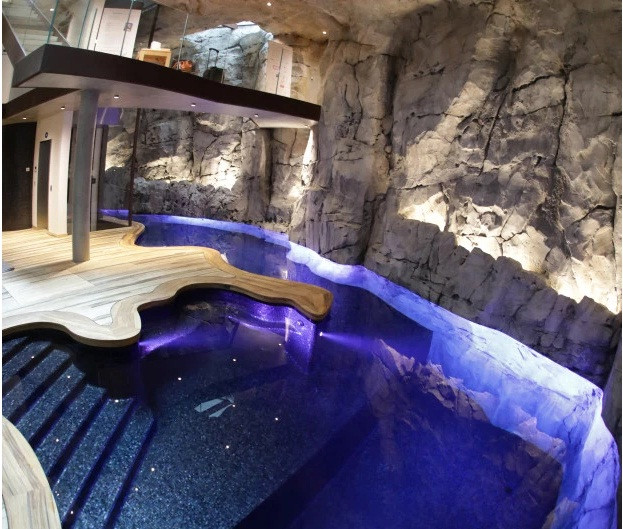 Cụ thể, biệt thự có một cơ sở xử lý nước thu nhỏ được tích hợp vào thiết kế, cùng với các tấm pin mặt trời để sử dụng điện và hệ thống sưởi ấm tự nhiên để giảm lượng khí thải carbon.