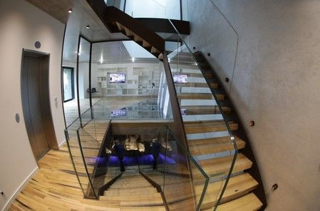 Kiến trúc sư Jean-Pierre Lott cho biết: "Trái ngược với những ngôi nhà truyền thống ... nơi bạn đào móng và dựng lên các bức tường, ngược lại, chúng tôi đào xuống đất, tìm kiếm không gian, điêu khắc vật liệu".