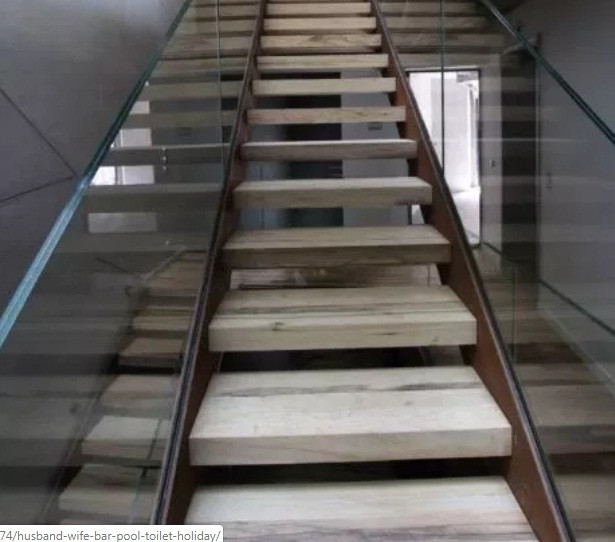 Cầu thang gỗ lan can kính.