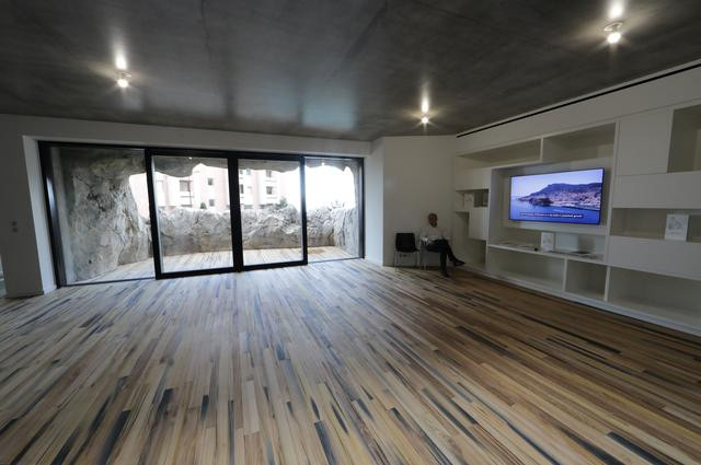 Không gian phòng khách thoáng sáng với hệ thống cửa kính lớn.