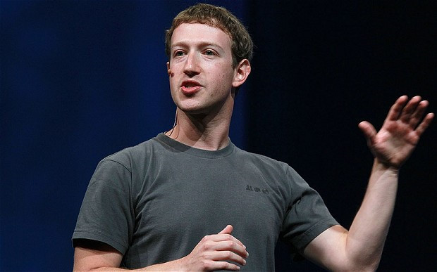 Sở hữu khối tài sản khổng lồ nhưng tỷ phú Mark Zuckerberg vẫn giữ nhiều thói quen giản dị, như chỉ mặc một kiểu quần áo trong nhiều năm, hay thích nằm trên sàn nhà thay vì giường ngủ như mọi người. Ảnh: Telegraph.