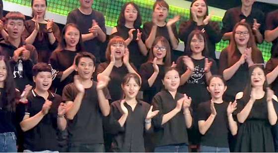 Từ khi các gameshow trên truyền hình nở rộ cũng là lúc nghề “vỗ tay thuê” ra đời. Hiện, nghề này xuất hiện khá phổ biến và được nhiều bạn sinh viên tìm đến với thu nhập 50 - 70.000 đồng/buổi.