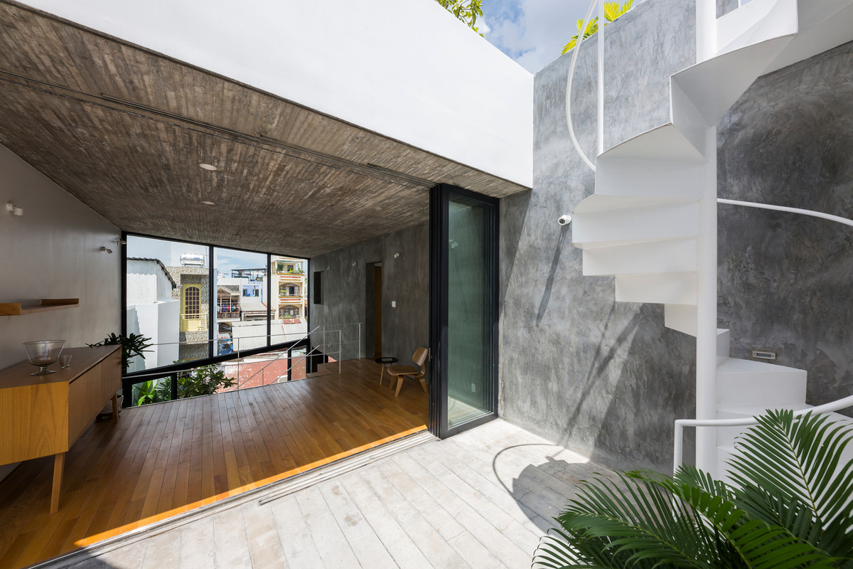 Ánh sáng được phản xạ gián tiếp qua sàn của khu ngoài trời sau đó len vào và làm sáng bên trong.