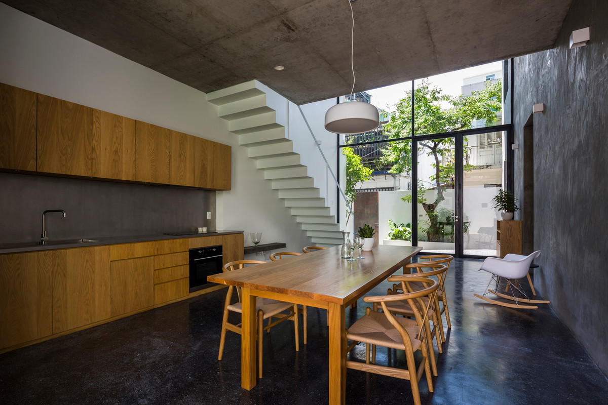 Khoảng thông tầng kết nối từ lối vào cho đến sân thượng, theo chiều dọc.