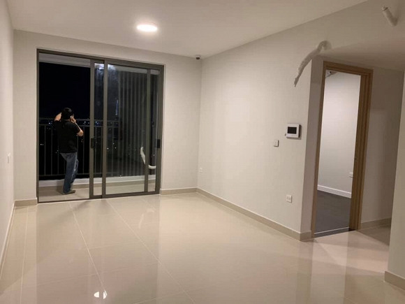 Ban công rộng hứa hẹn là nơi nam ca sĩ "Cô hàng xóm" trồng các loại hoa.