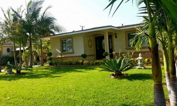 Ở Mỹ, Quang Lê sở hữu một căn nhà vườn tại vùng ngoại ô California.