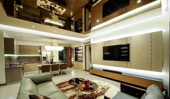 Hồi tháng 3/2019, ca sĩ Quang Lê đã rao bán căn hộ siêu sang rộng 90 m2 tại tầng 33 của một chung cư cao cấp ở TP HCM với giá hơn 3,6 tỷ đồng.