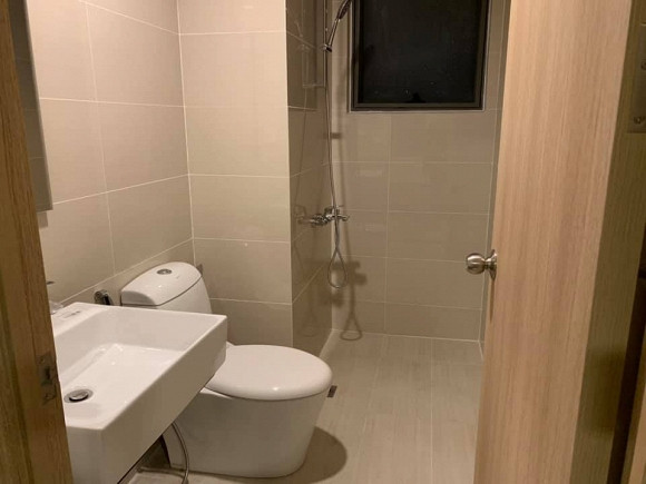 Phòng tắm rộng rãi, sạch sẽ và thông thoáng.