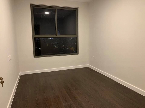 Căn hộ có cửa sổ lớn nhìn ra trung tâm thành phố.