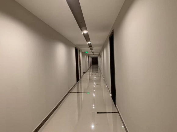 Hành lang rộng rãi thuộc khu căn hộ cao cấp của nam ca sĩ Quang Lê.