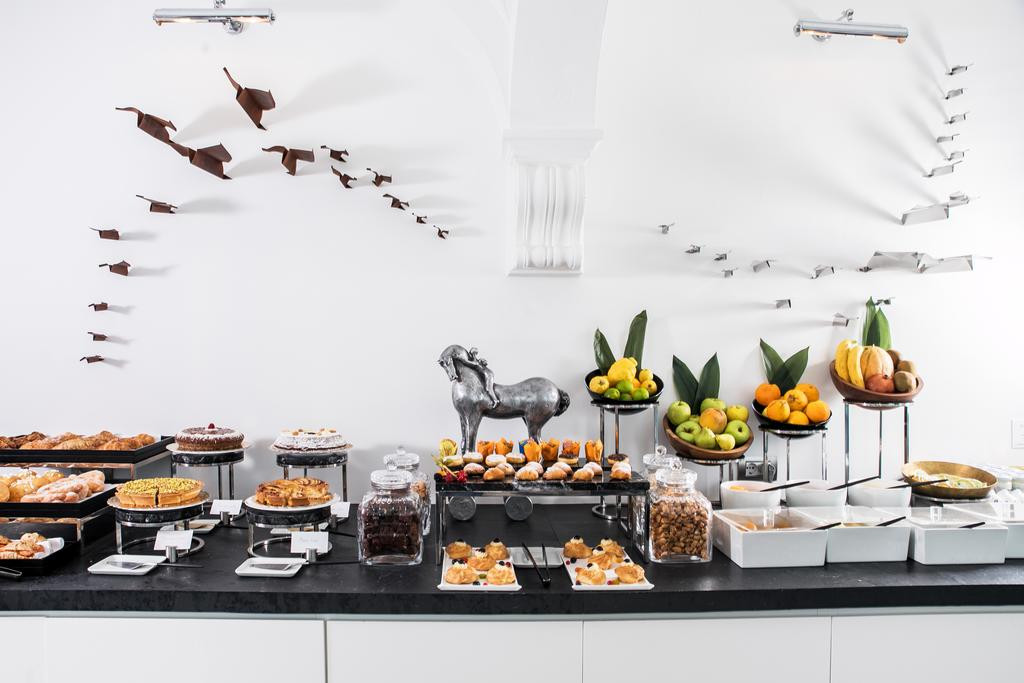 Khách có thể thưởng thức ẩm thực Địa Trung Hải điển hình ở nhà hàng bên hồ bơi hoặc nhà hàng đặc sản Li Galli trong khuôn viên khách sạn hạng sang. Ảnh: Booking. Video: Vì sao đàn ông đều mê Ngọc Trinh. Nguồn: VTC14.