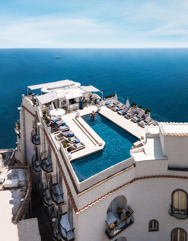 Khách sạn nằm trên đỉnh một ngọn đồi, nhìn bao quát toàn bộ khu vịnh. Ảnh: Booking.