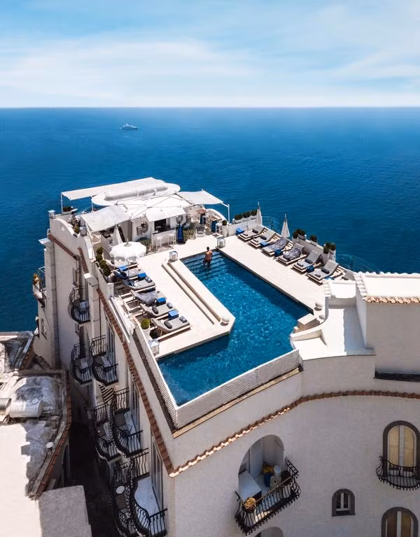 Khách sạn nằm trên đỉnh một ngọn đồi, nhìn bao quát toàn bộ khu vịnh. Ảnh: Booking.