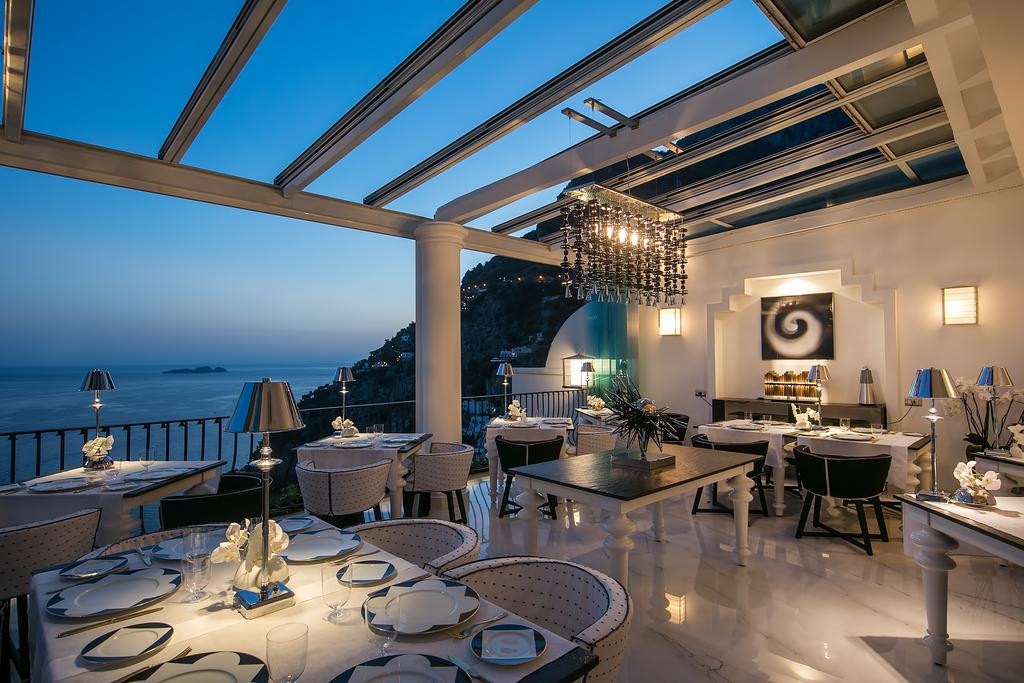 Buổi tối, quý khách cũng có thể nhâm nhi đồ uống ở quán bar hay trên sân hiên và ngắm cảnh. Ảnh: Booking.