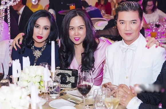Vài năm gần đây, không có sự kiện giải trí đình đám nào mà không có mặt nữ đại gia Phượng Chanel, từ thời trang, âm nhạc cho đến hoa hậu. Ảnh: Vietnamnet.