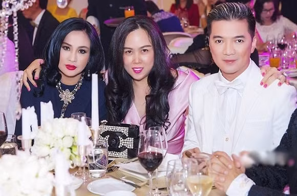 Vài năm gần đây, không có sự kiện giải trí đình đám nào mà không có mặt nữ đại gia Phượng Chanel, từ thời trang, âm nhạc cho đến hoa hậu. Ảnh: Vietnamnet.