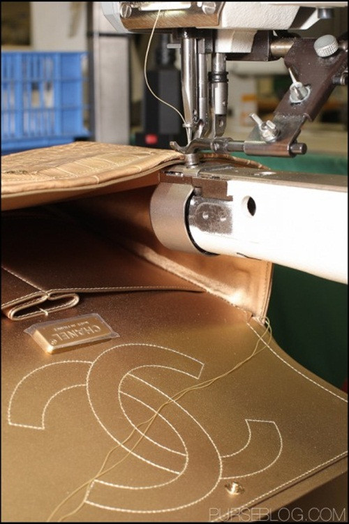 Sau khi hoàn thành, những chiếc túi Chanel còn phải trải qua quy trình kiểm tra về tiêu chuẩn kỹ thuật trong môi trường khắc nghiệt.