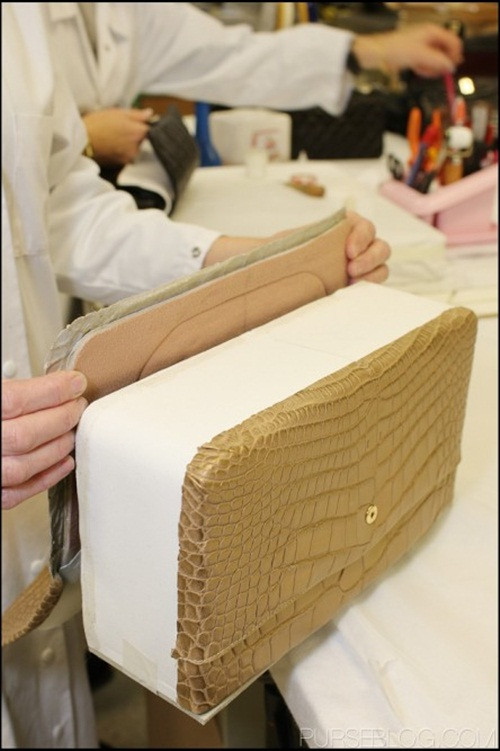 Sở dĩ có mức giá đắt đỏ như vậy là bởi các chi tiết trên túi Chanel đều được làm thủ công, đòi hỏi sự tập trung cao độ.