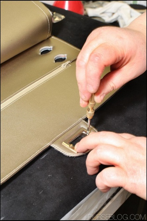 Trước khi dát túi, các tấm da phải được chuẩn bị sẵn sàng và đều được cắt bằng tay hoặc máy rồi khâu lại.